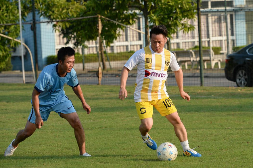 Bằng Kiều trổ tài trên sân bóng.