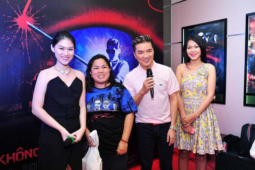 Tiếp tục chuỗi các sự kiện nhằm giới thiệu bộ phim “Hiệp sĩ mù” với khán giả trên cả nước, ngày 07/10 vừa qua, ca sĩ Đàm Vĩnh Hưng, diễn viên Ngọc Thanh Tâm, Đinh Y Nhung đã có mặt tại 2 cụm rạp Lotte Nha Trang và Platinum Nha Trang để quảng bá, giao lưu 