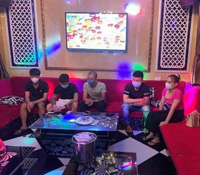Tụ tập hát karaoke, phê ma túy giữa mùa dịch