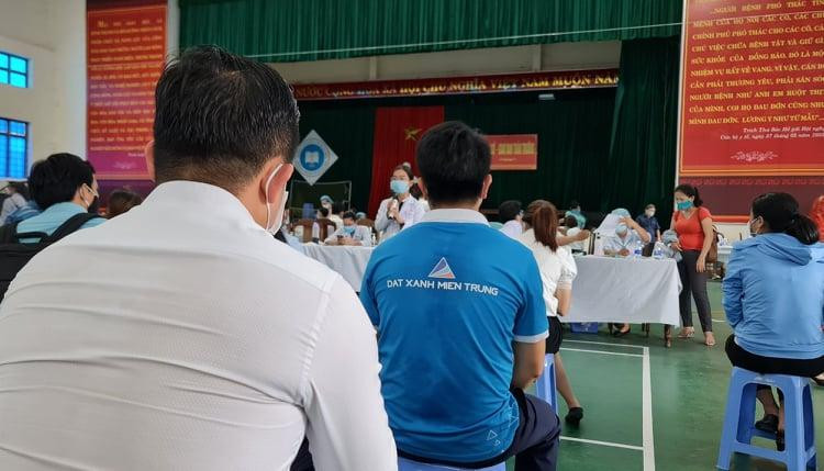 Tiêm vắc xin COVID-19 đợt 3 tại nhà đa năng Trường Cao đẳng Y tế Quảng Nam.