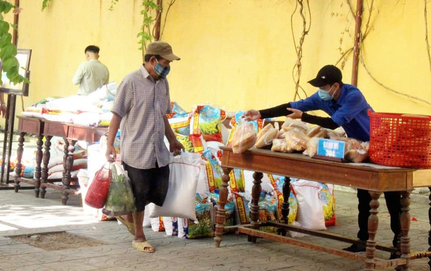 Người dân tham gia phiên chợ 0 đồng ở Hội An.