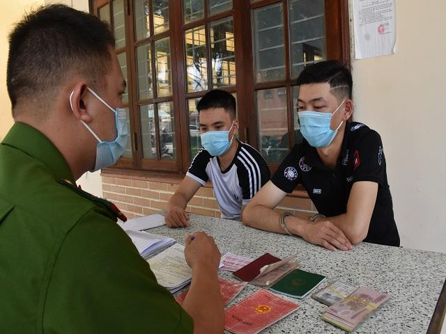 Các đối tượng cho vay lãi nặng làm việc với công an Ảnh CA