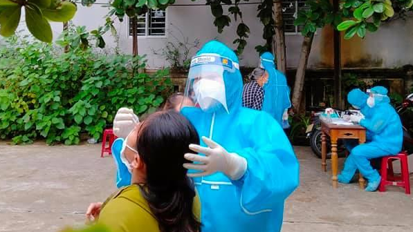 Lấy mẫu xét nghiệm COVID-19. Ảnh TTĐP