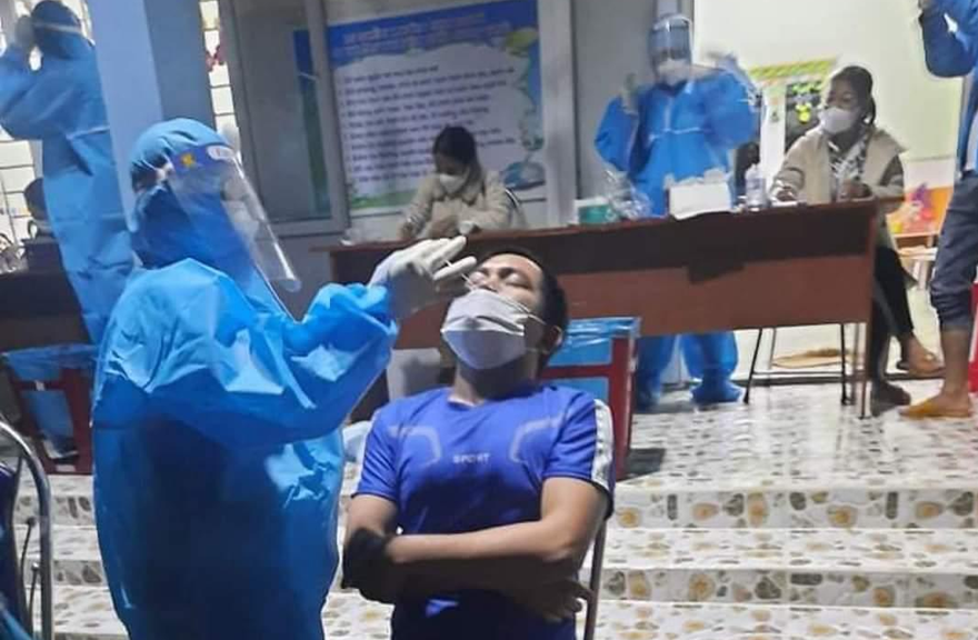 Xuyên đêm lấy mẫu xét nghiệm COVID-19 tại ổ dịch huyện Nam Trà My, Quảng Nam.