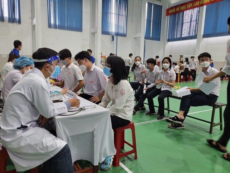Ngành y tế Quảng Nam tiêm vắc xin ngừa COVID-19 cho học sinh.