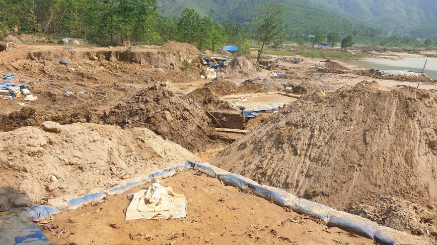 Khu vực Thác Trắng trở thành "đại công trường" của vàng tặc.