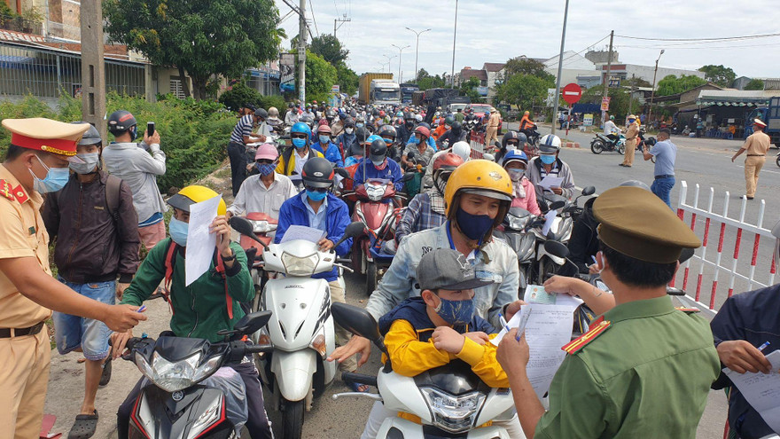 Dòng người từ TP. Đà Nẵng đổ về Quảng Nam.