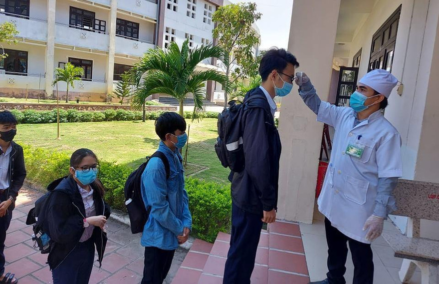 Học sinh trở lại trường bắt buộc đeo khẩu trang và thực hiện các quy định phòng, chống dịch.