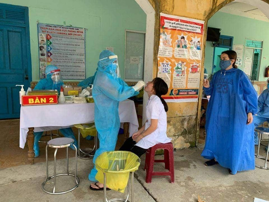Ngành y tế Quảng Nam lấy mẫu xét nghiệm COVID-19 .