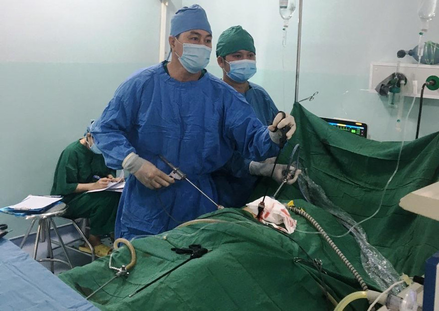 Phẫu thuật bóc tách khối u quái đầy tóc và răng cho bệnh nhân. Ảnh BV