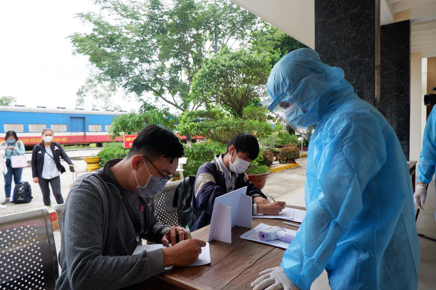 Người dân thực hiện khai báo y tế tại ga Tam Kỳ. 
