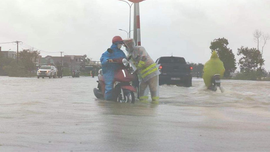 Nước lũ tràn qua Quốc lộ 1 đoạn qua địa phận tỉnh Quảng Nam khiến các phương tiện đi lại khó khăn. 