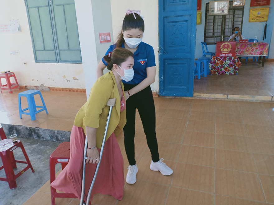 ĐVTN xã Điện Hồng, thị xã Điện Bàn, Quảng Nam hỗ trợ người dân đi bầu cử.