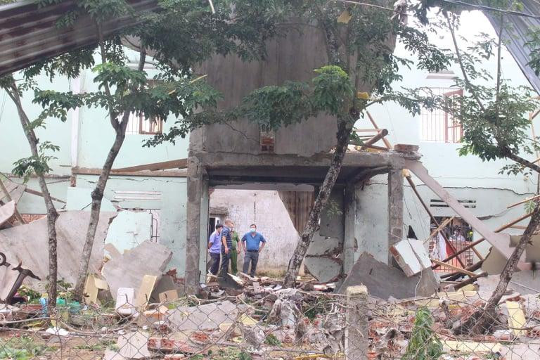 Hiện trường kinh hoàng vụ nổ khiến 2 vợ chồng chết thảm.