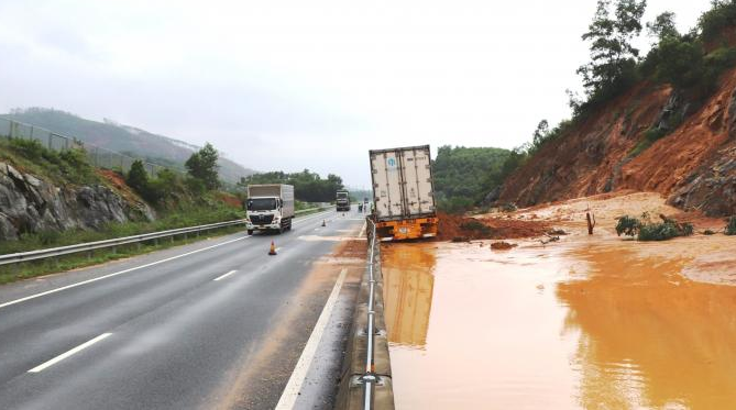 Sạt lở trên tuyến cao tốc Đà Nẵng - Quảng Ngãi, đoạn qua xã Tam Anh Bắc, huyện Núi Thành, Quảng Nam.