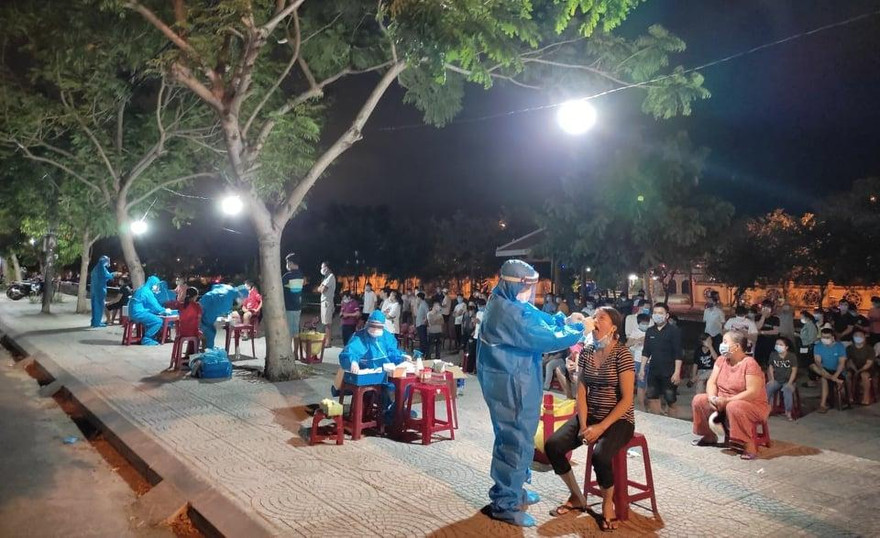 Ngành y tế Quảng Nam đang khẩn trương lấy mẫu xét nghiệm ngay trong đêm sau khi phát hiện ca mắc COVOD-19 ở Hội An. 