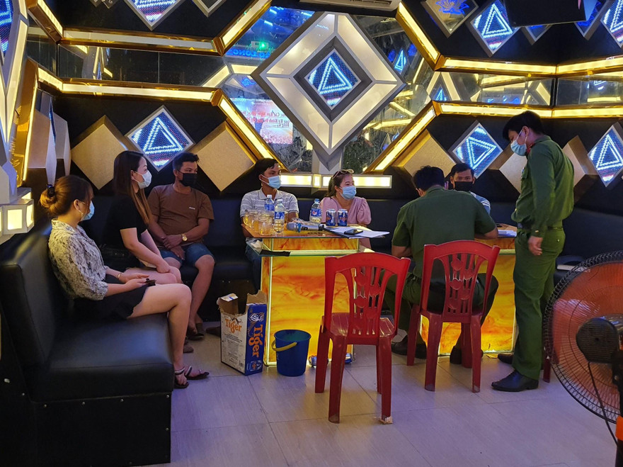 Bất chấp lệnh cấm nhóm thanh niên tụ tập hát karaoke. 