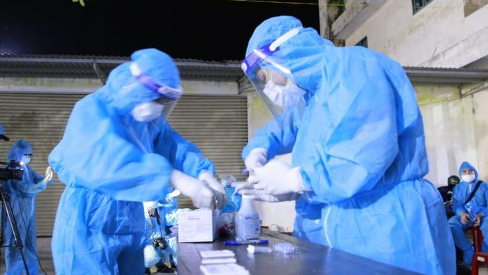 Lấy mẫu xét nghiệm COVID-19