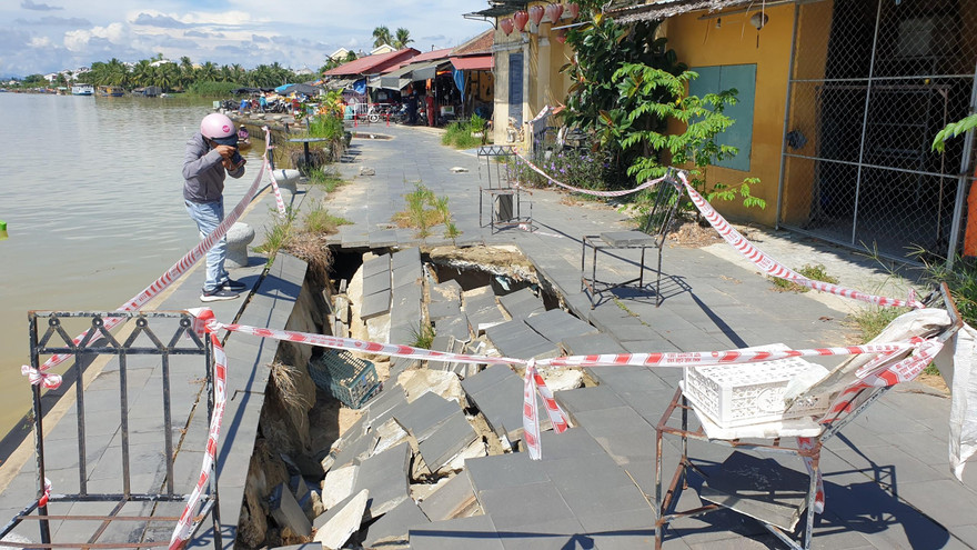 Bờ kè bao quanh phố cổ Hội An đang xảy ra tình trạng sụt lún nghiêm trọng.