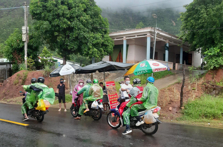 Người dân thôn Hoà Hữu Tây và Hoà Hữu Đông, xã Đại Hồng, huyện Đại Lộc, Quảng Nam trao quà hỗ trợ dọc đường cho người dân hồi hương ngang qua địa bàn.