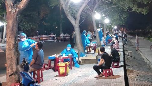 Ngành y tế Quảng Nam lấy mẫu xét nghiệm COVID-19.