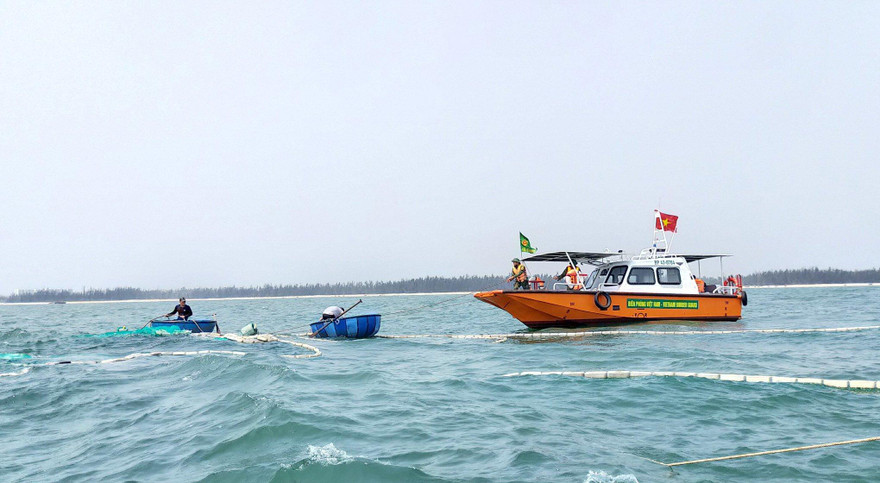 Lực lượng chức năng trục vớt tàu cá bị chìm trên biển. ảnh CTV