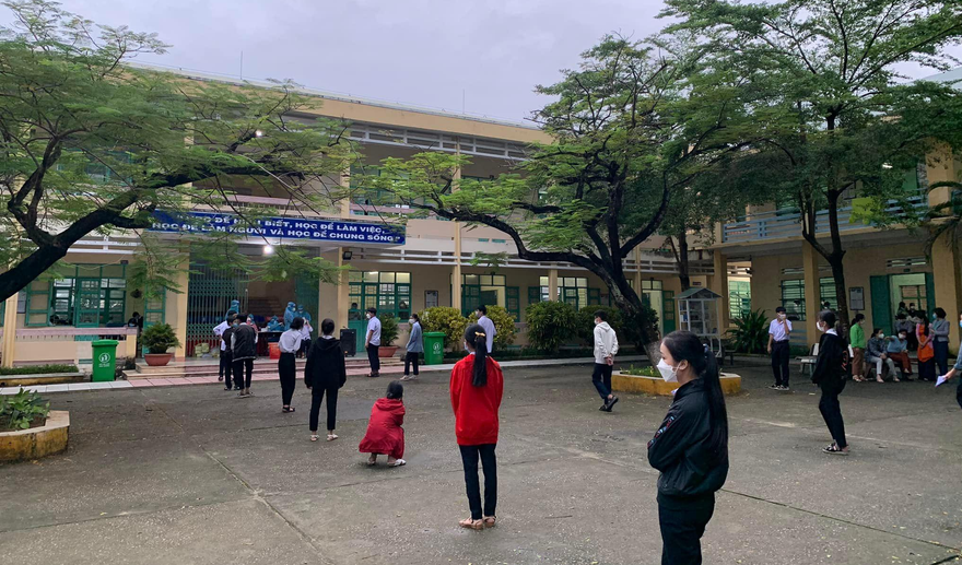 Học sinh Trường THPT Nguyễn Duy Hiệu xếp hàng chờ lấy mẫu xét nghiệm. Ảnh TTYTH.