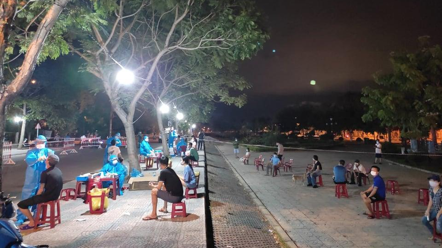 Ngành y tế Quảng Nam lấy mẫu xét nghiệm COVID-19. 