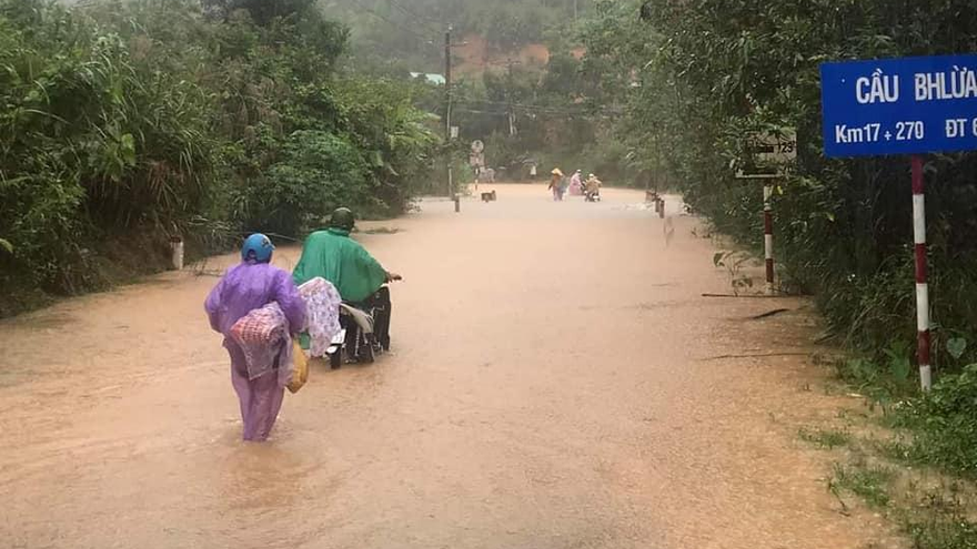 Mưa lớn kéo dài khiến nhiều tuyến đường ở Quảng Nam ngập sâu, xuất hiện các điểm sạt lở. Ảnh Liêm Kalang