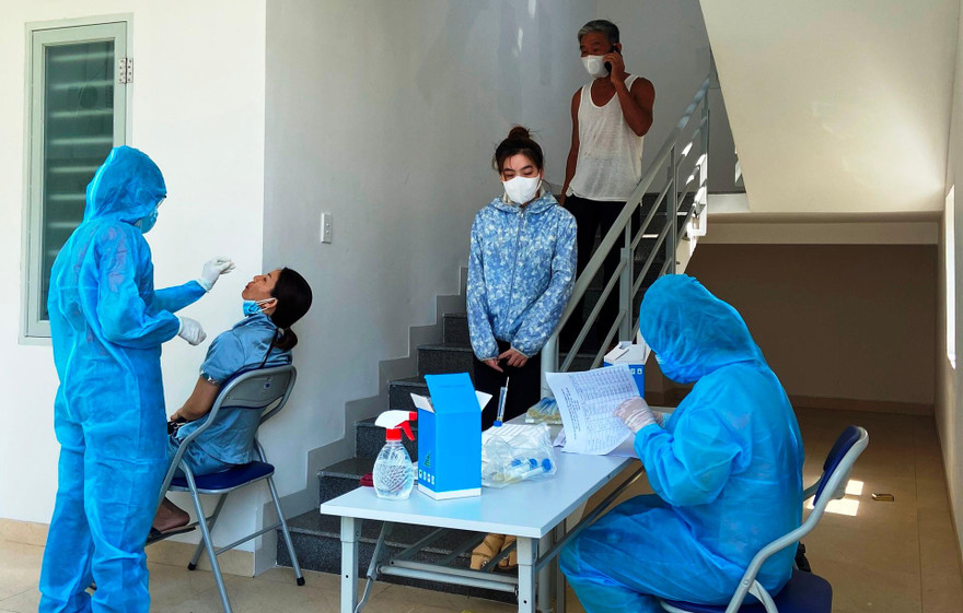 Ngành y tế lẫy mẫu xét nghiệm COVOD-19. 