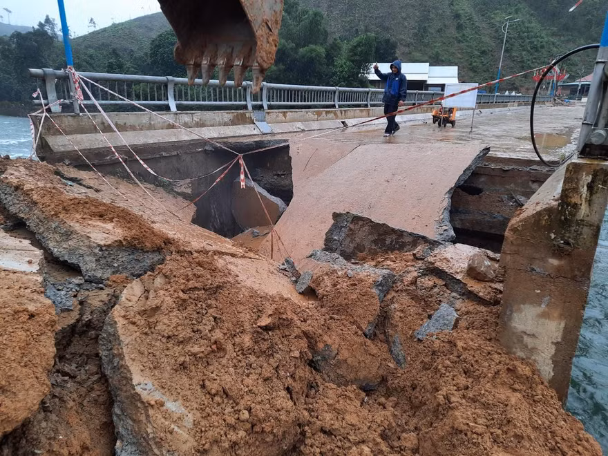 Cầu bê tông dẫn vào KDC mới Bằng La, xã Trà Leng bị xói lở hư hỏng nặng. Ảnh H. Thọ