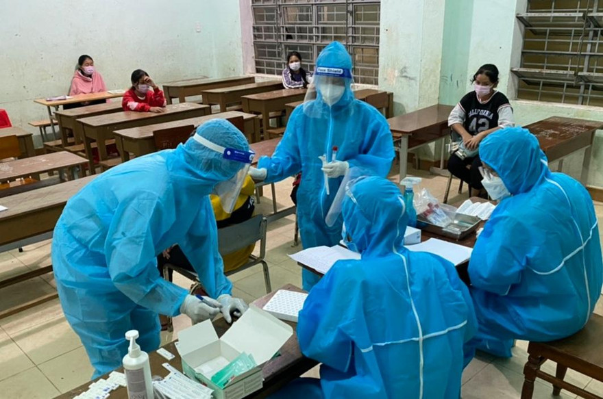 Lấy mẫu xét nghiệm COVID-19 cho học sinh huyện miền núi Phước Sơn. Ảnh Tr. Ý