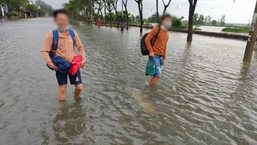 Thí sinh lặn lội giữa thời tiết mưa lụt về dự thi viên chức ngành giáo dục nhưng nhận thông báo hoãn ở phút chót gây bức xúc. Ảnh Facbook thí sinh.