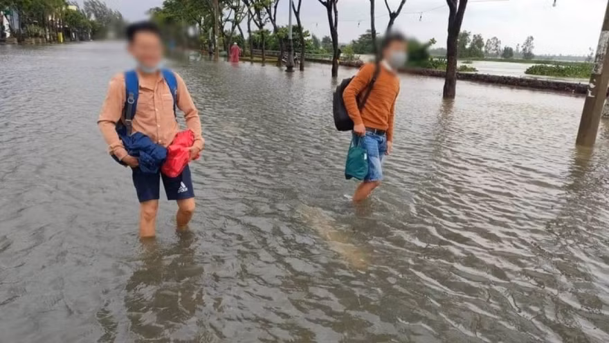Thí sinh lặn lội giữa thời tiết mưa lụt về dự thi viên chức ngành giáo dục nhưng nhận thông báo hoãn ở phút chót gây bức xúc. Ảnh Facbook thí sinh.