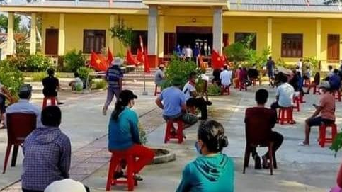 Người dân xếp hàng chờ lấy mẫu xét nghiệm. Ảnh CTV