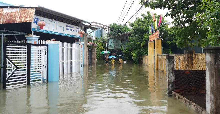 Tình trạng ngập lụt trong nội thị TP. Tam Kỳ mỗi khi mưa xuống khiến người dân khổ sở sinh hoạt, đi lại. Ảnh H. Văn