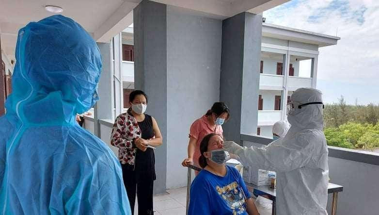 Ngành Y tế Quảng Nam lấy mẫu xét nghiệm COVID-19 tại khu cách ly tập trung.