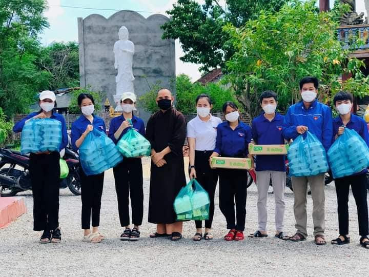 Những suất cơm chay nghĩa tình gửi tặng người dân khu cách ly