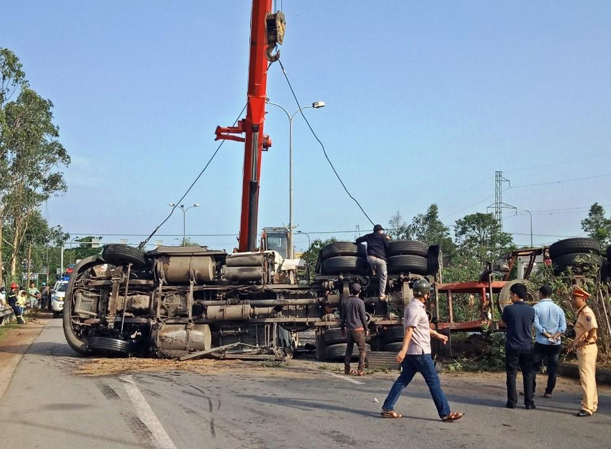 Lực lượng cứu hộ tiến hành đưa xe container lật ngang khỏi hiện trường để đảm bảo giao thông. 