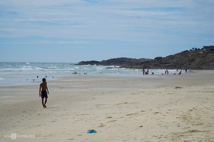 Bãi tắm Gành Mũi Né, sáng 28/2. Ảnh: Việt Quốc.