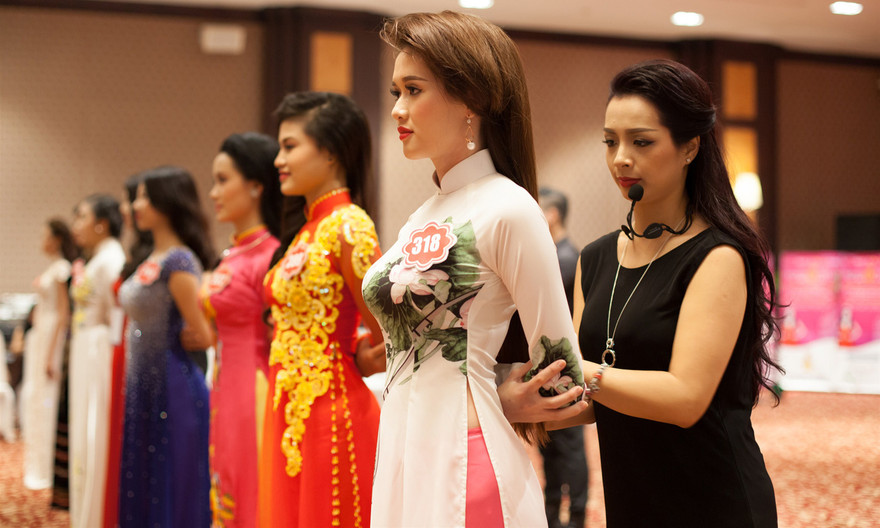 Thí sinh được Thúy Hằng chỉnh sửa kỹ năng trình diễn với áo dài. Ảnh: SV.