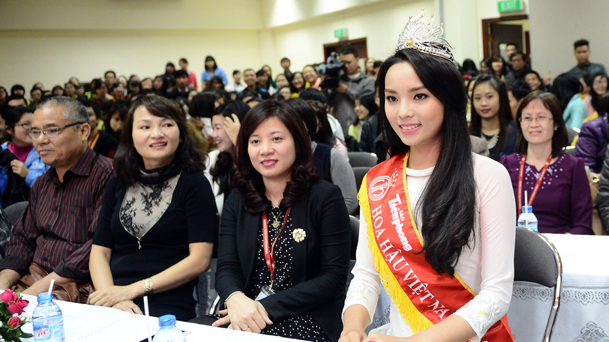 Hoa hậu Kỳ Duyên trong buổi giao lưu. Ảnh: Tuấn Mark.