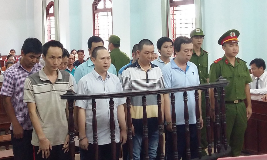 Các bị cáo nguyên là cán bộ thanh tra giao thông Cần Thơ trước vành móng ngựa. Ảnh: Kim Hà.