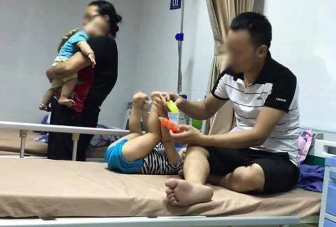 Nhiều bệnh nhi bị sùi mào gà đang được điều trị tại bệnh viện Da liễu TƯ