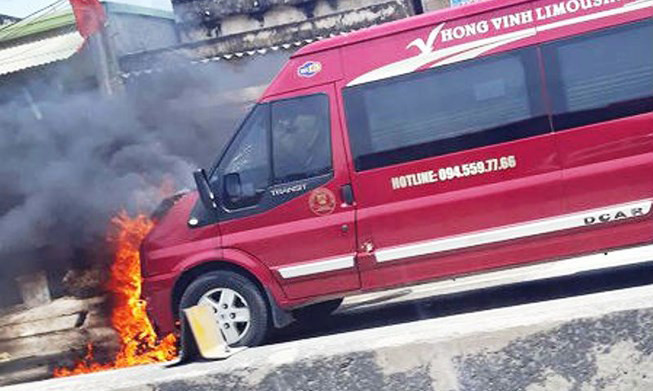 Ô tô khách tông xe máy bốc cháy, hai vợ chồng tử vong