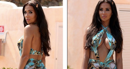 Váy cắt xẻ bạo không nội y, Yazmin Oukhellou nóng bỏng hết cỡ