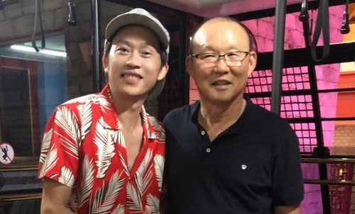 Hoài Linh chia sẻ bức ảnh chụp cùng huấn luyện viên Park Hang Seo sau khi đội bóng của ông đánh bại Syria với tỷ số 1-0.