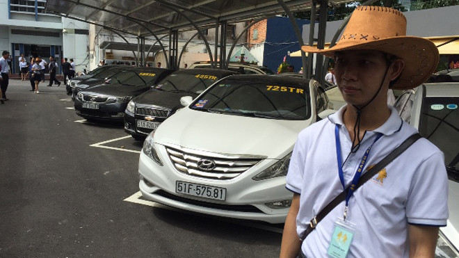 Chợ xe cũ “kiểu Mỹ” trong ngày khai trương tại TPHCM với từng chiếc ôtô có niêm yết giá từ vài trăm triệu đến hơn 1 tỷ đồng. Ảnh: Quốc Ngọc