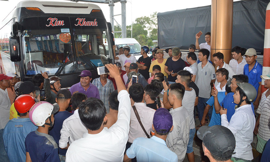 Tài xế (áo tím) tố bị người lạ đánh.