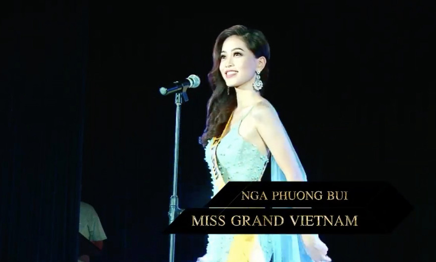 Á hậu Phương Nga diện váy dạ hội màu xanh nổi bật.